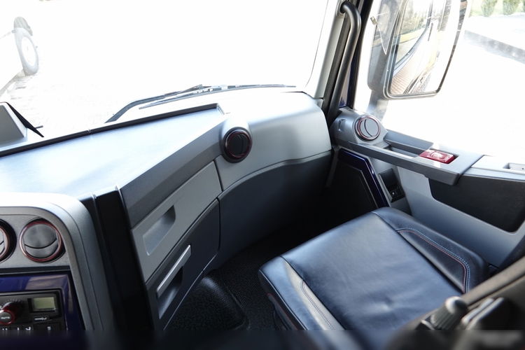 Renault T 520 / EDYCJA LIMITOWANA - 1894 / CAŁA NA PODUSZKACH / KLIMA POSTOJOWA / SKÓRY / OPONY 100% / SALONKA / BARDZO BOGATA WERSJA / PO KONTRAKCIE SERWISOWYM zdjęcie 34