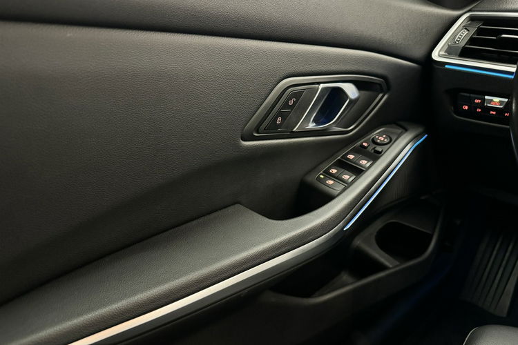 BMW 318 318i MPakiet Podgrzewane Fotele Kamera Bezprzewodowy AA/ACP Tempomat zdjęcie 26