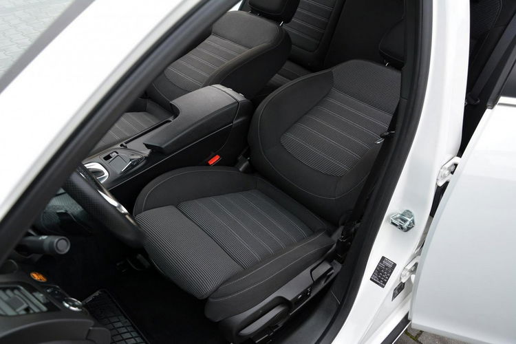 Opel Insignia Bose bi-Xenon Ledy Zegary Virtual Webasto Navi Kamera 2xParktr. El.kla zdjęcie 19