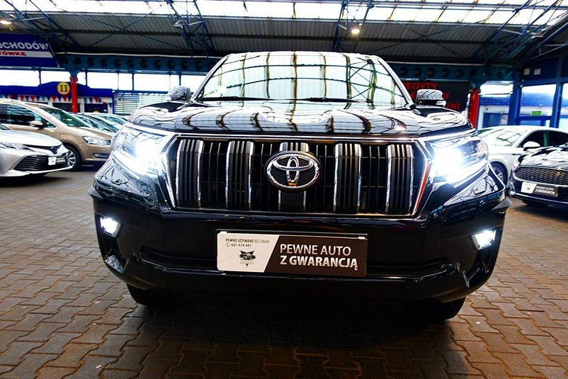 samochód osobowy Toyota zdjęcie 1