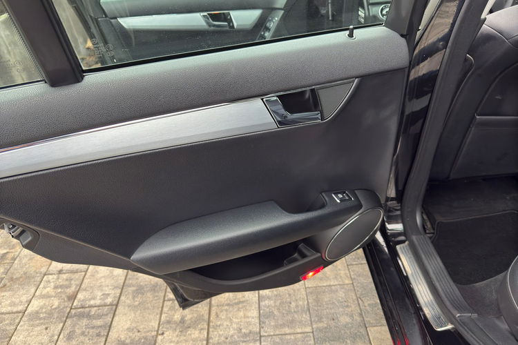 Mercedes C 180 Bardzo zadbana - 100% oryginalny przebieg zdjęcie 12
