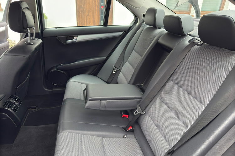 Mercedes C 180 Bardzo zadbana - 100% oryginalny przebieg zdjęcie 14