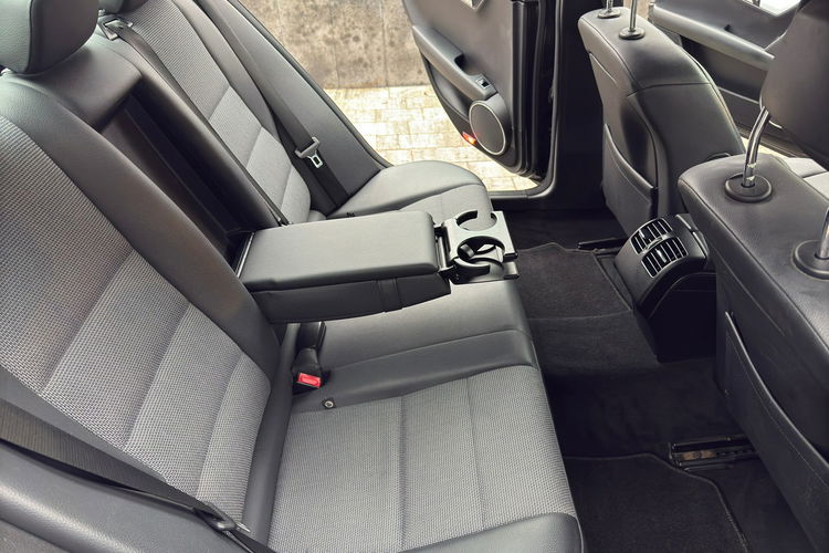 Mercedes C 180 Bardzo zadbana - 100% oryginalny przebieg zdjęcie 15