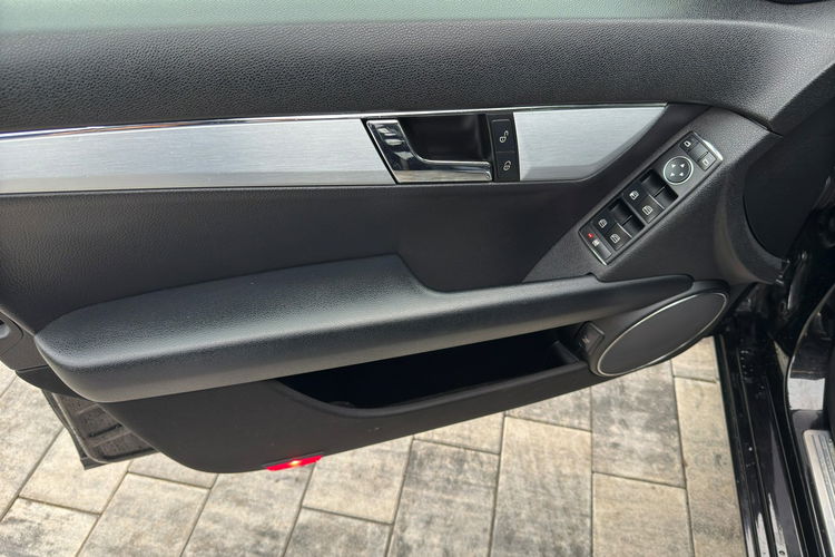 Mercedes C 180 Bardzo zadbana - 100% oryginalny przebieg zdjęcie 16