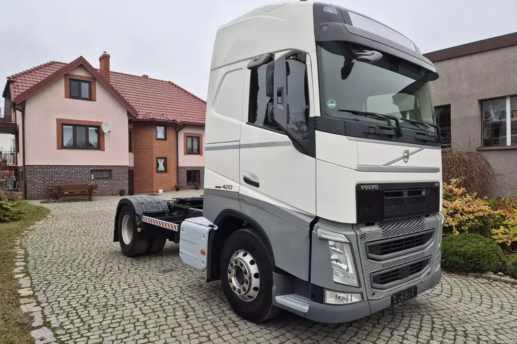 Volvo FH GLOBETROTTER zdjęcie 3