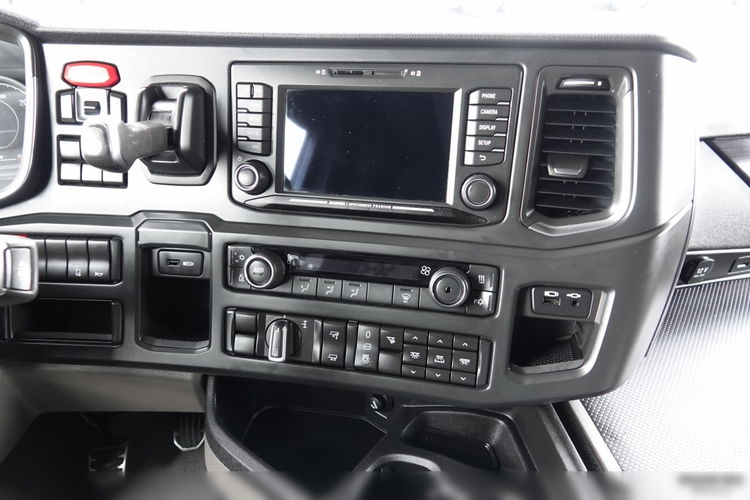 Scania S 520 / V8 / RETARDER / CAŁA NA PODUSZKACH / KLIMA POSTOJOWA / BOGATE WYPOSAŻENIE / PO KONTRAKCIE SERWISOWYM zdjęcie 31