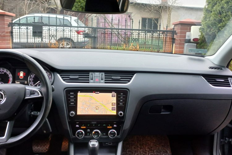 Skoda Octavia DSG Salon PL Navi Grzane Fot. Smartlink+Ledy 43900 netto Manetki F1 zdjęcie 3