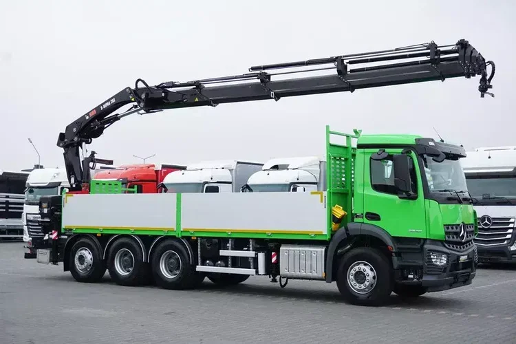 Mercedes AROCS / 3240 / 8 X 4 / TRIDEM / SKRZYNIOWY + HDS / HIAB 262 E – 7 / WYS. 19 M zdjęcie 4