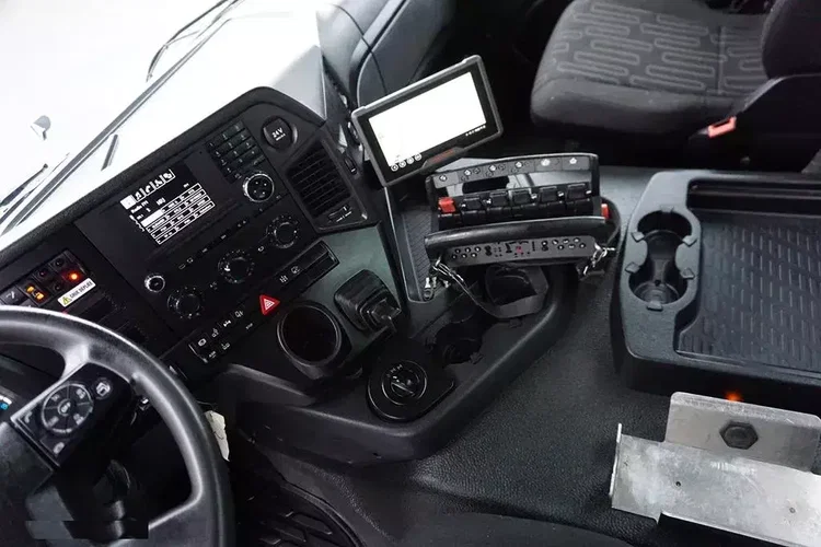 Mercedes AROCS / 3240 / 8 X 4 / TRIDEM / SKRZYNIOWY + HDS / HIAB 262 E – 7 / WYS. 19 M zdjęcie 9