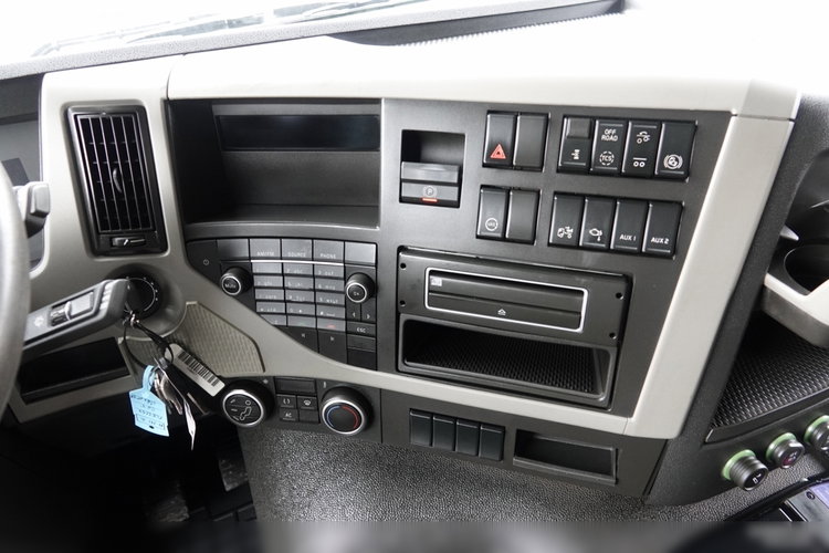 Volvo FM 410 / 6x2 / LAWETA + HDS EFFER 170 / STEROWANIE RADIOWE / OŚ PODNOSZONA / 3 OSIOWY / NAJAZDY HYDRAULICZNE / EURO 6 / WCIĄGARKA + PILOT  zdjęcie 33