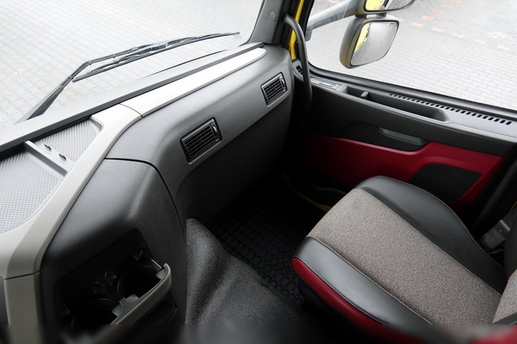 Volvo FM 410 / 6x2 / LAWETA + HDS EFFER 170 / STEROWANIE RADIOWE / OŚ PODNOSZONA / 3 OSIOWY / NAJAZDY HYDRAULICZNE / EURO 6 / WCIĄGARKA + PILOT  zdjęcie 35