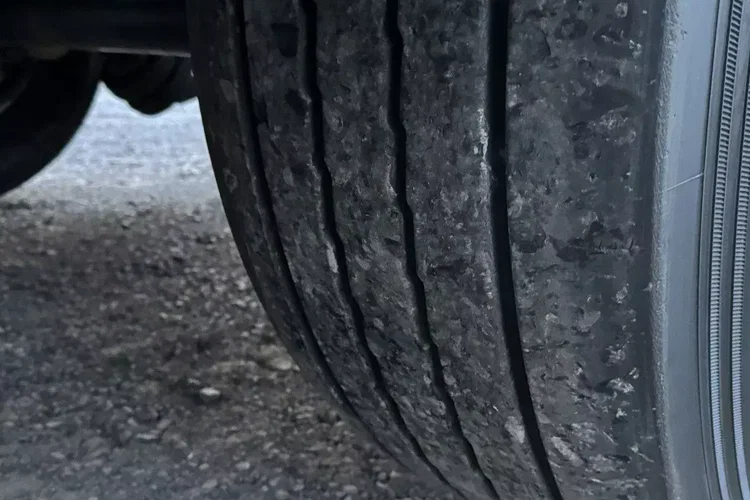 Schmitz 33m Waga: 5700kg Ład.: 30300kg Góra: alu Dół: stal zdjęcie 10