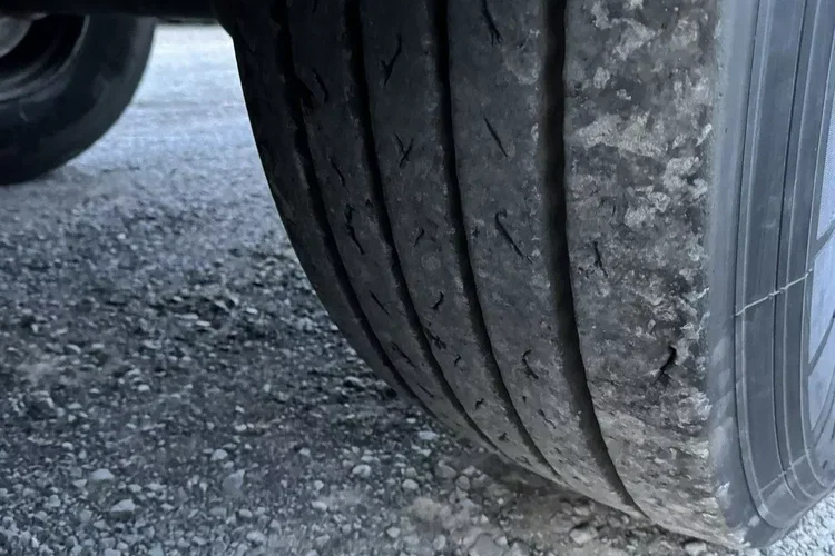 Schmitz 33m Waga: 5700kg Ład.: 30300kg Góra: alu Dół: stal zdjęcie 11