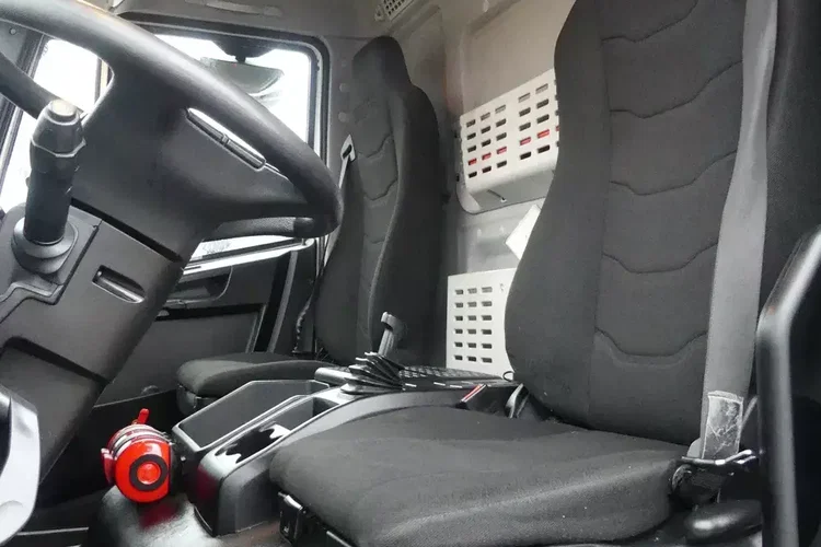 Iveco EURO CARGO 140-190L / KONTENER 6.90 + WINDA / EURO 6 / NISKI PRZEBIEG / zdjęcie 19