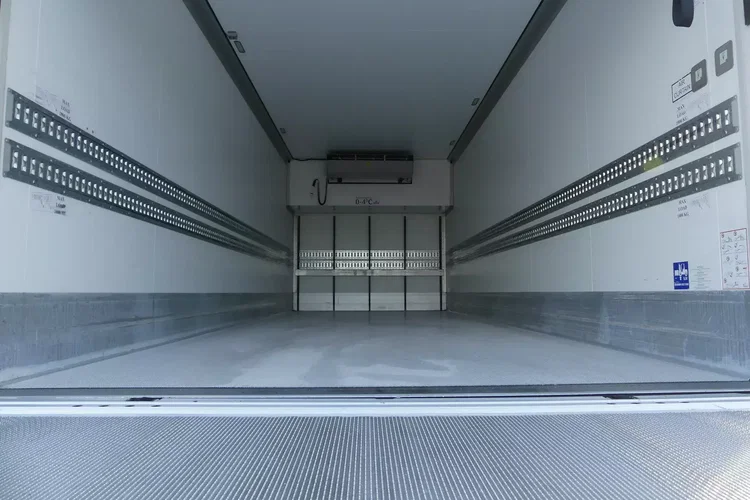 Mercedes ANTOS 1830 / CHŁODNIA + WINDA / PRZEBIEG 80 TYS KM / zdjęcie 22