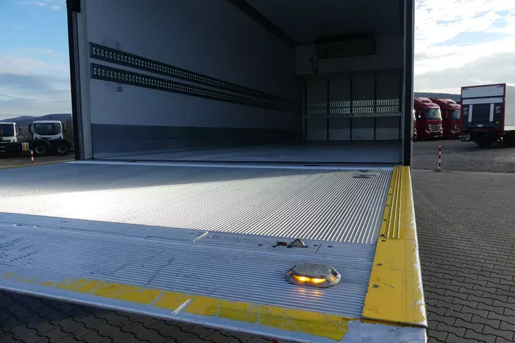 Mercedes ANTOS 1830 / CHŁODNIA + WINDA / PRZEBIEG 80 TYS KM / zdjęcie 23