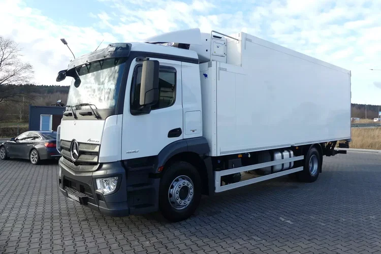 Mercedes ANTOS 1830 / CHŁODNIA + WINDA / PRZEBIEG 80 TYS KM / zdjęcie 3