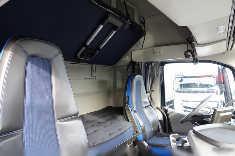 Volvo FH 460 / XXL / I-SAVE / 6x2 / FIRANKA - 7.8 m / SOLÓWKA / PODNOSZONY DACH / KLIMA POSTOJOWA / DOKI- ZAWIESIE  DO WÓZKA / PO ZŁOTYM KONTRAKCIE SERWISOWYM zdjęcie 47