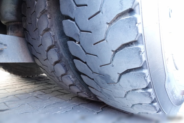 Mercedes AROCS 3240 / 8x4 / SKRZYNIOWY + HDS HIAB 192 E-5 wysów : 15 M  / HDS ZA KABINĄ / TRIDEM / OŚ PODNOSZONA + SKRĘTNA / EURO 6 / STEROWANIE RADIOWE  zdjęcie 28