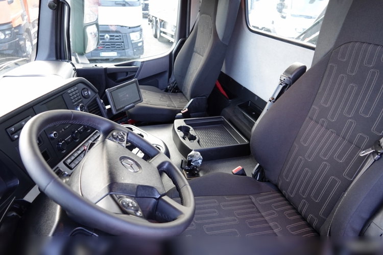 Mercedes AROCS 3240 / 8x4 / SKRZYNIOWY + HDS HIAB 192 E-5 wysów : 15 M  / HDS ZA KABINĄ / TRIDEM / OŚ PODNOSZONA + SKRĘTNA / EURO 6 / STEROWANIE RADIOWE  zdjęcie 32