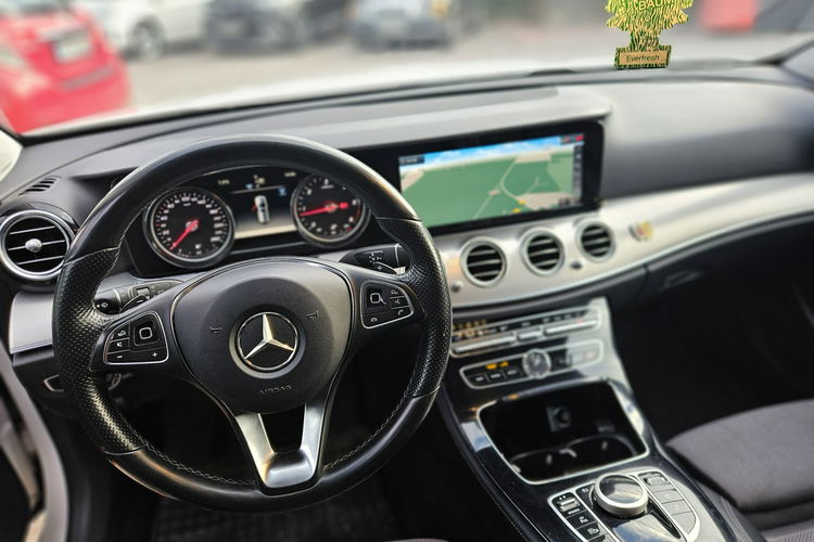 Mercedes E 220 220d 194KM 4 matic Kamery Skóra Avantgarde Zarejestrowany zdjęcie 12
