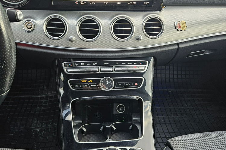 Mercedes E 220 220d 194KM 4 matic Kamery Skóra Avantgarde Zarejestrowany zdjęcie 24