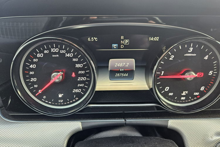 Mercedes E 220 220d 194KM 4 matic Kamery Skóra Avantgarde Zarejestrowany zdjęcie 28
