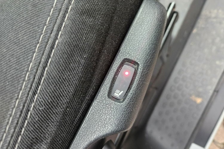 Opel Vivaro 1.6 CDTI140KM 8-osób Long Skrzydła Nawiewy Kamera Ładny Stan Serwis zdjęcie 14