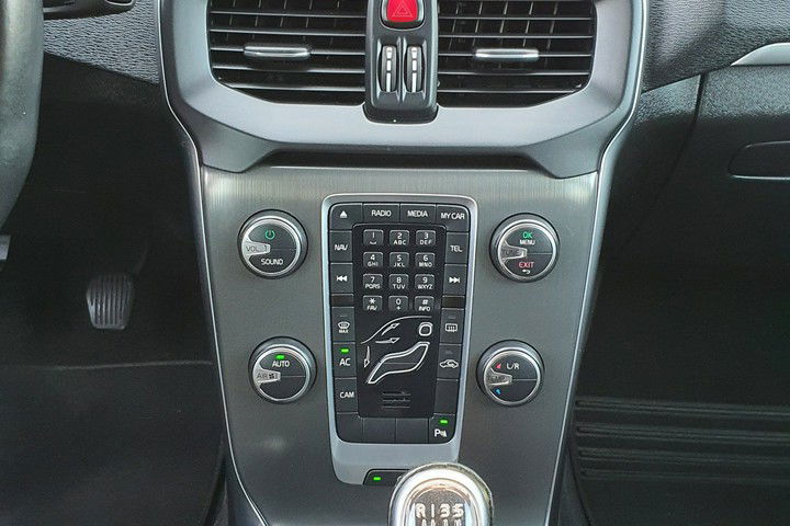 Volvo V40 1.6 D2 115KM # Momentum # Navi # Pół Skóra # Parktronic # Kamera zdjęcie 20