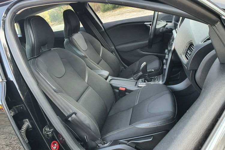Volvo V40 1.6 D2 115KM # Momentum # Navi # Pół Skóra # Parktronic # Kamera zdjęcie 7