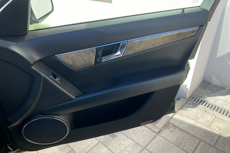 Mercedes C 180 Bardzo zadbana - 100% oryginalny przebieg zdjęcie 21