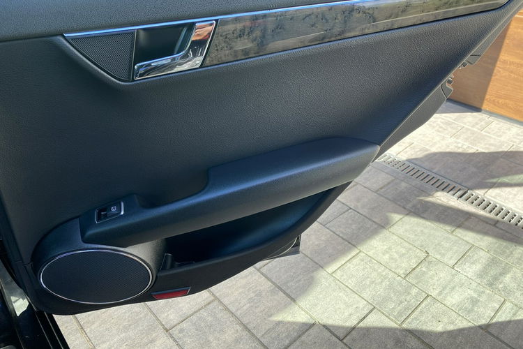 Mercedes C 180 Bardzo zadbana - 100% oryginalny przebieg zdjęcie 24