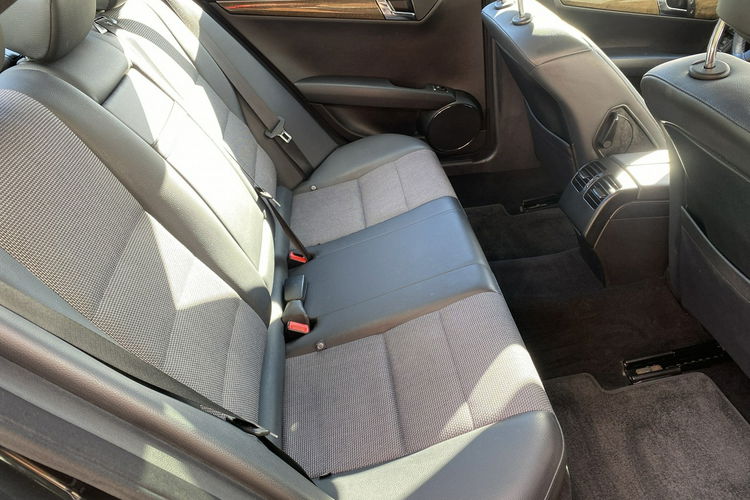 Mercedes C 180 Bardzo zadbana - 100% oryginalny przebieg zdjęcie 25
