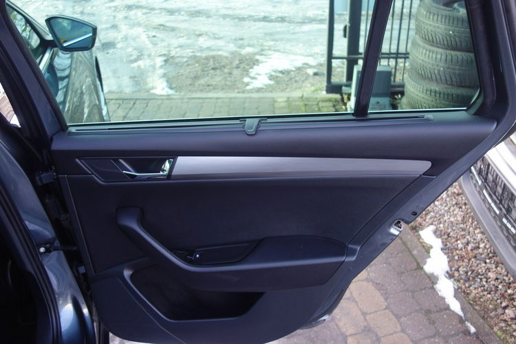 Superb Skoda Superb 2016 2.0 TDI 190km automat dobrze wyposażona zdjęcie 12