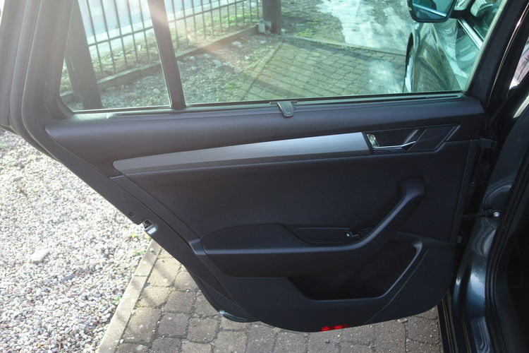 Superb Skoda Superb 2016 2.0 TDI 190km automat dobrze wyposażona zdjęcie 9