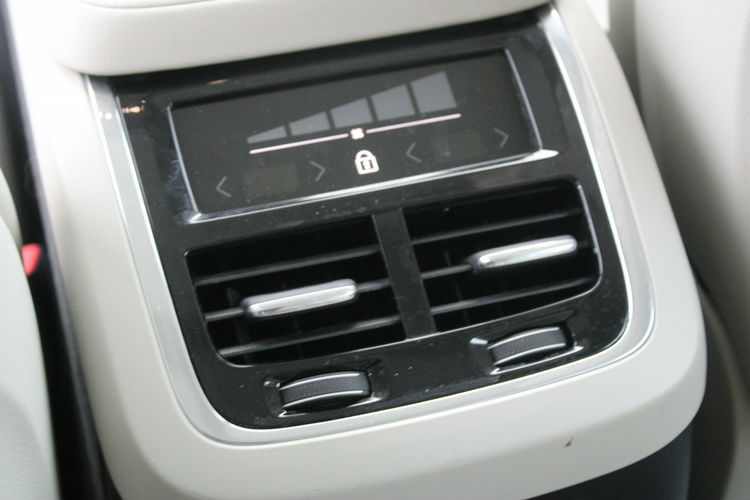 Volvo XC 90 T8 AWD Plug-In Hybrid Inscription Bowers$Wilkins zdjęcie 39