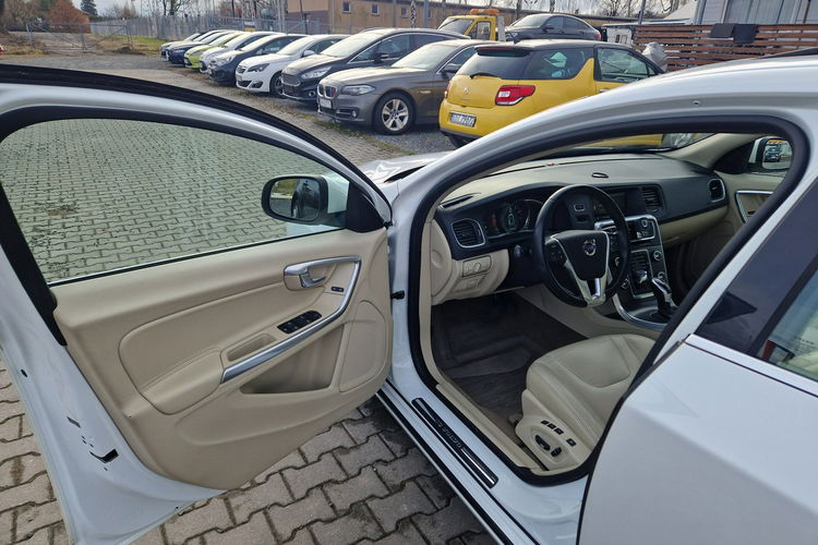 Volvo S60 4x4 Aktywny.Temp Skóra Szyber Kamera Przód i Tył Key-Less Biała Perła zdjęcie 10