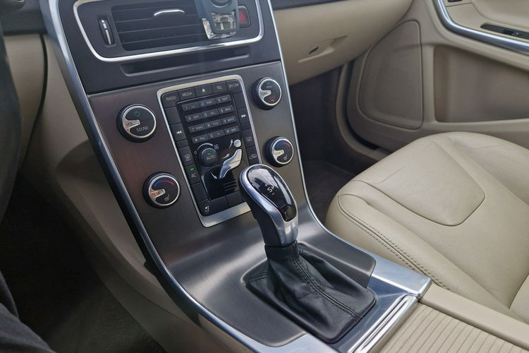 Volvo S60 4x4 Aktywny.Temp Skóra Szyber Kamera Przód i Tył Key-Less Biała Perła zdjęcie 23