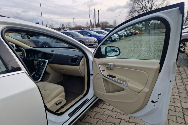 Volvo S60 4x4 Aktywny.Temp Skóra Szyber Kamera Przód i Tył Key-Less Biała Perła zdjęcie 35