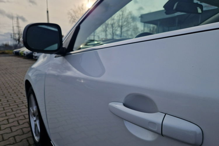 Volvo S60 4x4 Aktywny.Temp Skóra Szyber Kamera Przód i Tył Key-Less Biała Perła zdjęcie 9