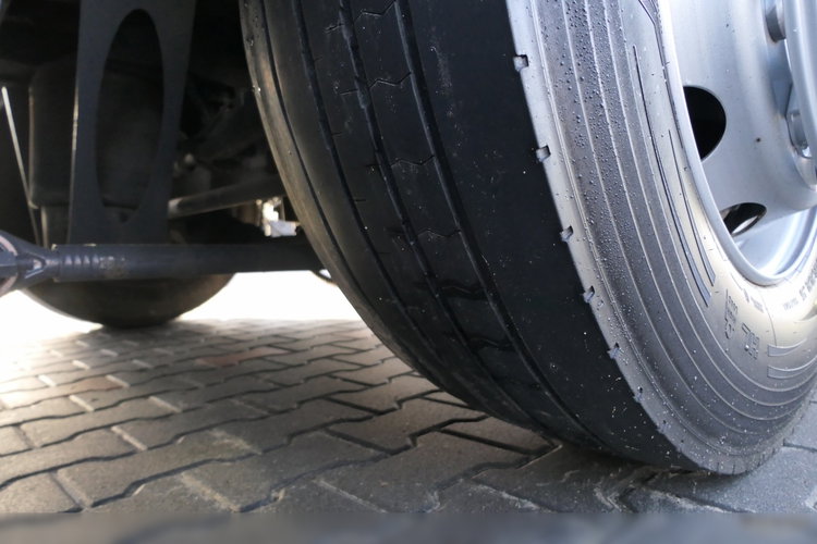 DAF XF 480 / 6x2 / FIRANKA - 8.2 m / + WINDA ZAŁADOWCZA / KLIMA POSTOJOWA / MOCNA PODŁOGA: SZYNA-DESKA / EURO 6 / OŚ PODNOSZONA zdjęcie 26