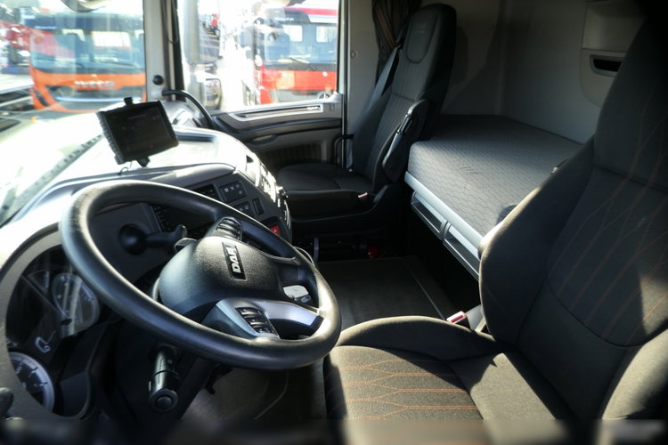 DAF XF 480 / 6x2 / FIRANKA - 8.2 m / + WINDA ZAŁADOWCZA / KLIMA POSTOJOWA / MOCNA PODŁOGA: SZYNA-DESKA / EURO 6 / OŚ PODNOSZONA zdjęcie 30