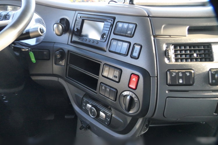 DAF XF 480 / 6x2 / FIRANKA - 8.2 m / + WINDA ZAŁADOWCZA / KLIMA POSTOJOWA / MOCNA PODŁOGA: SZYNA-DESKA / EURO 6 / OŚ PODNOSZONA zdjęcie 35