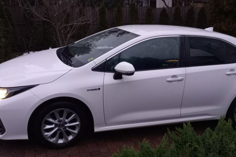 Toyota Corolla Comfort e-CVT 1.8 Hybryda Pełna historia serwisowa ASO FV23% zdjęcie 39