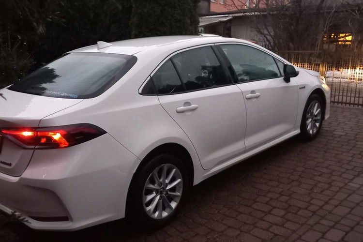Toyota Corolla Comfort e-CVT 1.8 Hybryda Pełna historia serwisowa ASO FV23% zdjęcie 7
