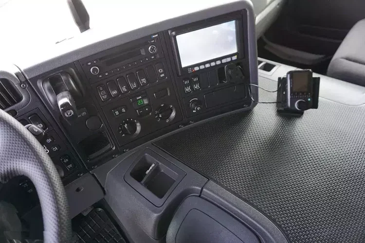 Scania / P 410 / EURO 6 / CHŁODNIA + WINDA / 23 PALETY / OŚ SKRĘTNA zdjęcie 9