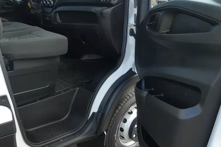 Iveco DAILY 70C18 / 3 LITRY 180 KM / PLANDEKA 6.15 / KABINA SYPIALNA / zdjęcie 25