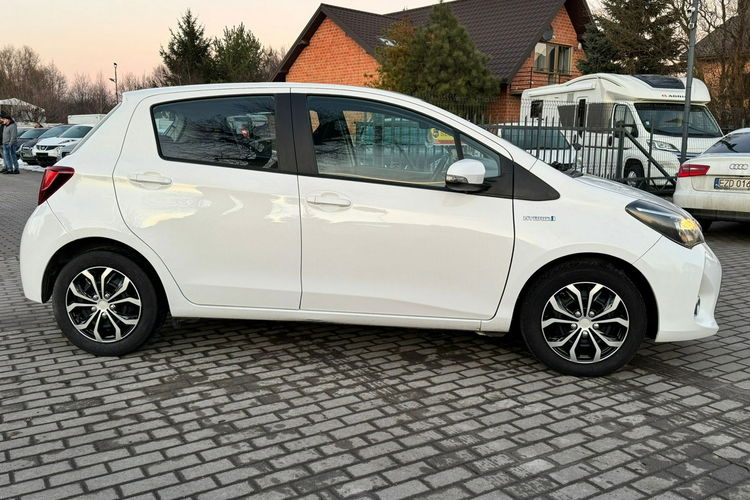 Toyota Yaris Hybryda Niski Przebieg zdjęcie 14