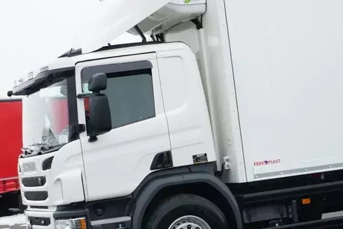 Scania P 370 / EURO 6 / CHŁODNIA + WINDA / 23 PALETY / OŚ SKRĘTNA zdjęcie 24