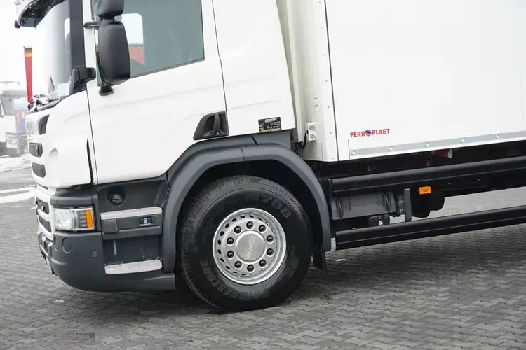 Scania P 370 / EURO 6 / CHŁODNIA + WINDA / 23 PALETY / OŚ SKRĘTNA zdjęcie 25